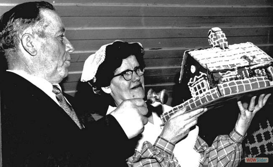 84 Julmässa, Karl Andersson och fru Anni Mattsson säljer pepparkakshus, 1964