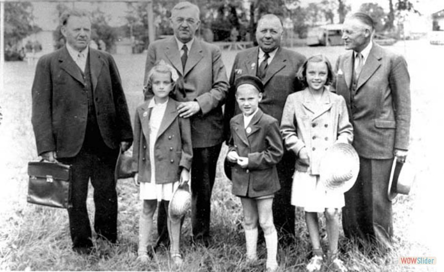 271 H Kjellman tillsammans med yngre ortsbor, 1950
