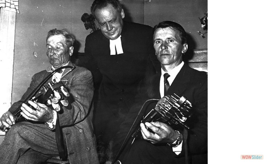 37 Kyrkoherde Holmström med spelmännen Joel Jansson och Gösta Hellström 1963