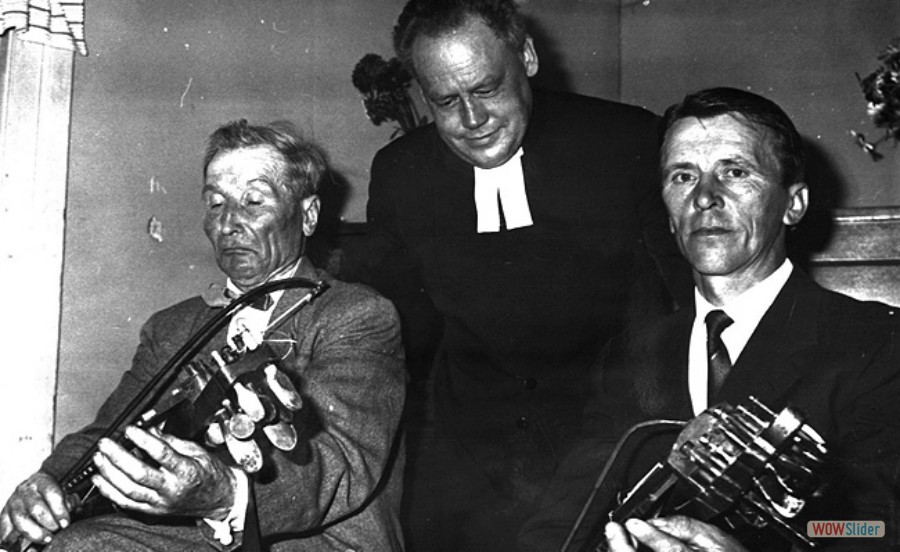 23 Joel Janson och Gösta Hellström spelar, kyrkoherde Sven Holmström lyssnar 1963