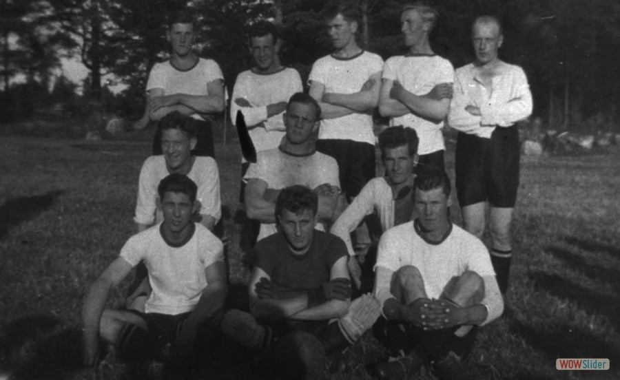 4 1924 fanns detta fotbollslag i Karlholm, Det första kanske