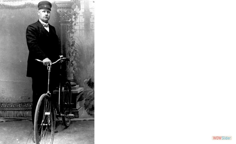 8 Cykeln får följa Anders Sandström ända in i fotoateljén ca 1910