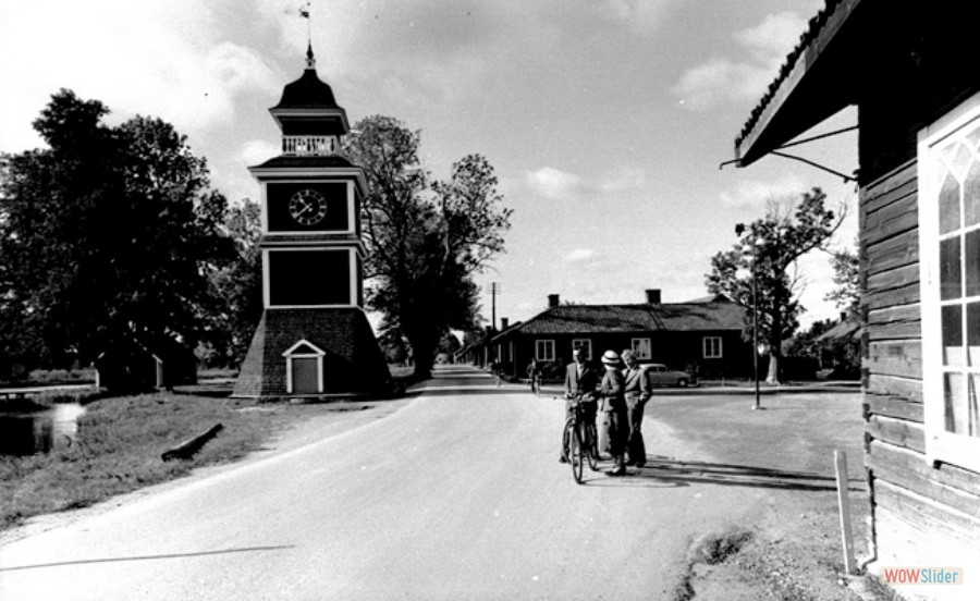 9 Pratstund vid klockstapeln 1950-talet