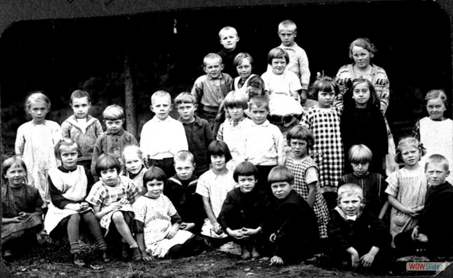10 Första klass 1927 med fröken Maja Persson
