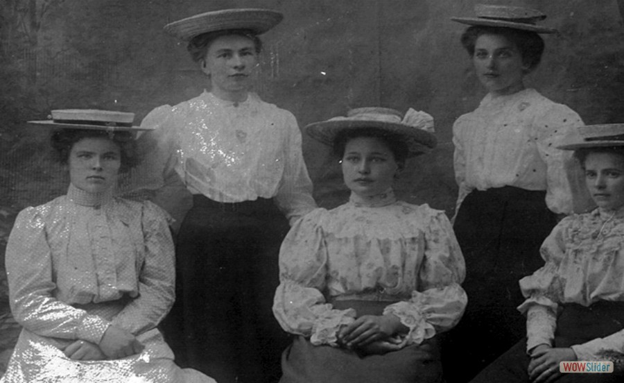 161 Kort, Frida Hedlund, Hulda Gilljam, Henny Öbrink och Stina Persson, ca 1910