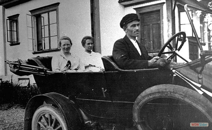 19 Helmer Olsson med första bilen i Strömsberg, 15 september 1920