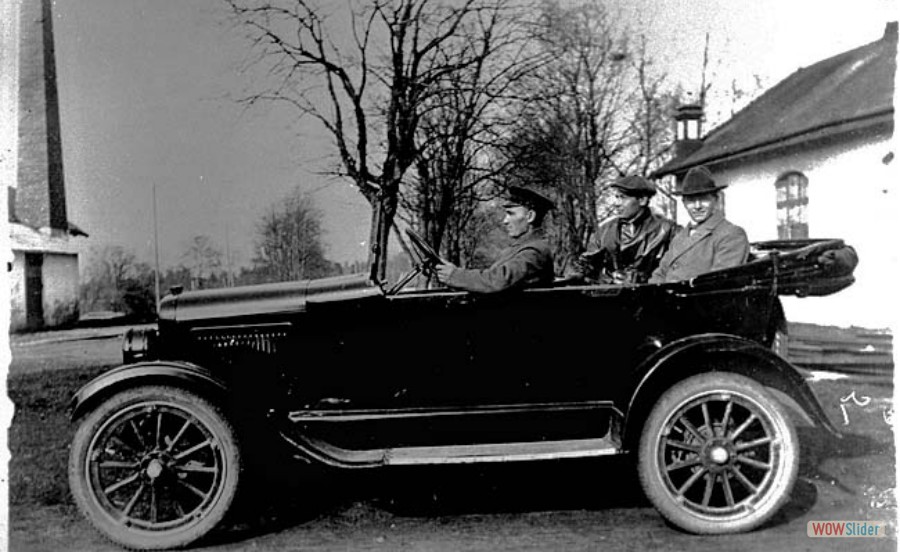 21 Helmer Olsson i sin bil (Overland), 1925 