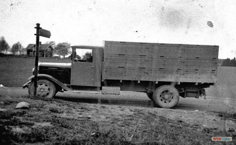 4 Smågrisar såldes till uppfödare från bil, 1930-talet