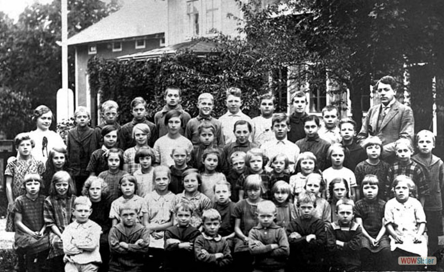 192 Västlands skola. Lärare ,Carola Andersson och Erik Sandberg, 1927