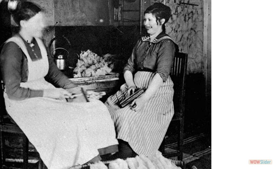 201 Kardning av ull hos Grandins i Sandby, Agnes Wesslander gift Grandin och E. Janerlind, 1920