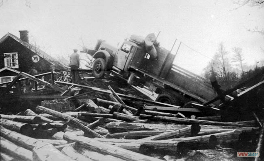 223 Bron över Tämnarån gav vika för en timmerbil, 1940-talet