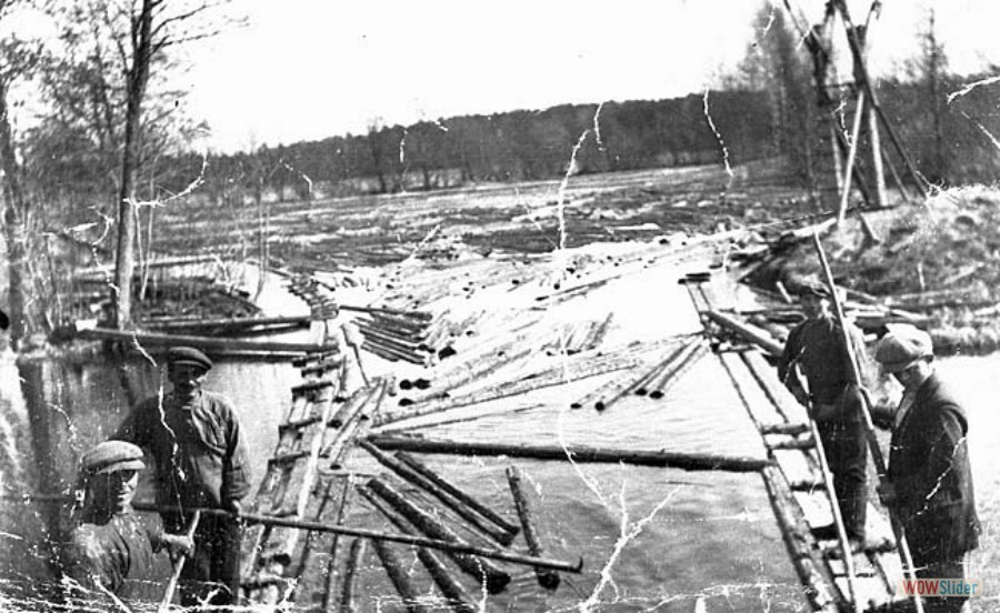 308 Flottning vid dammen i Västland, Adolf Wennberg och Wille Wennberg  och två okända