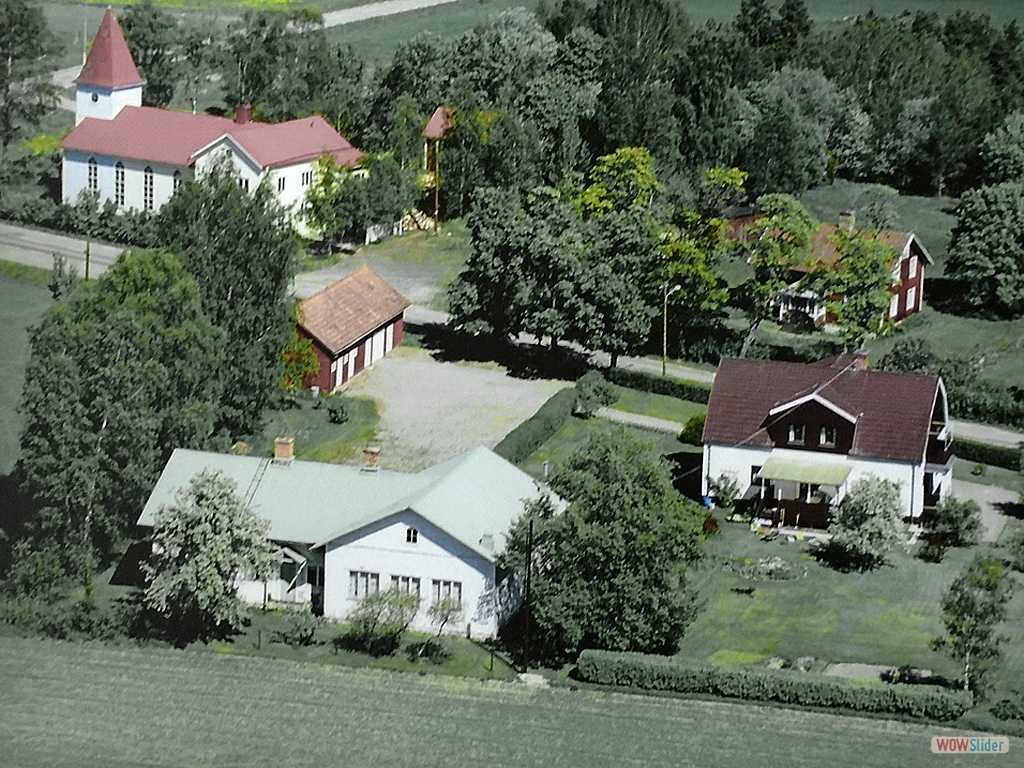 1. Erik och Helga Vesterlund, barnen Uno och Ylva. Tidigare Folkskola och lärarbostad. På andra sidan vägen fastigheten 61:1 där de bodde 1958. I bönhuset bodde vaktmästaren Helmer och Karin Andersson med sonen Per-Göran. Foto från 1981.