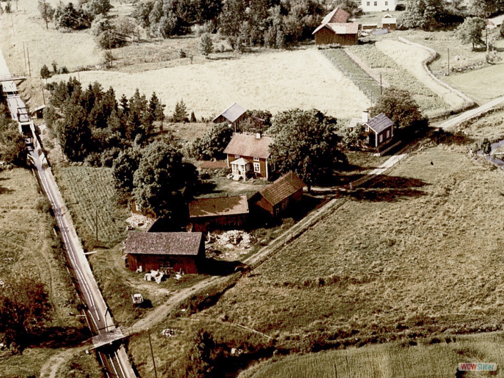 10. Josef och Margareta Eriksson samt sonen Karl-Gustav. 
Där bodde även Josefs mor Clara. I bakgrunden syns 
Holmgrens och Juhlins hus.