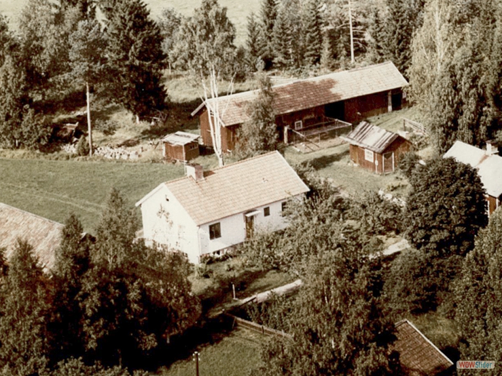 14. Helge och Linnea Relin. I förgrunden Johan Hillbergs hus med hushållerskan Augusta Andersson.