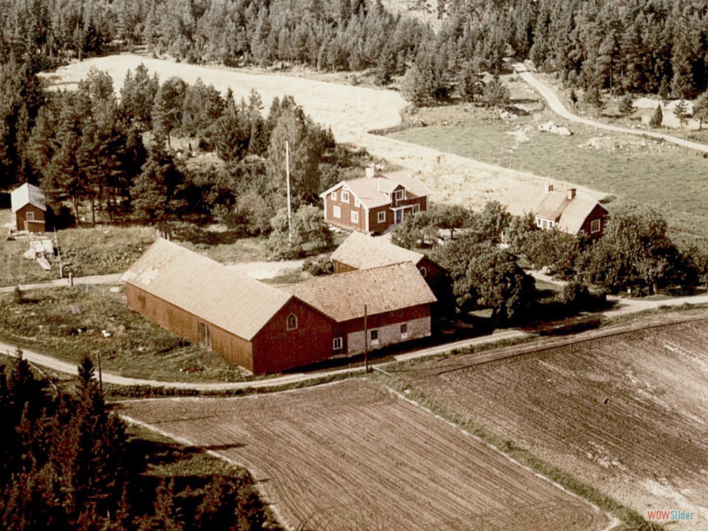 18. Överstens, Johan och Ingeborg Sundstedt. David och Judit Hällström i huset till höger.