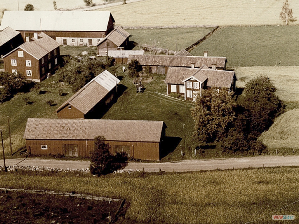 2. Betty Larsson, flyttade till Tegelsmora sommaren 1958 och gården blev öde. Till vänster Georg Janssons gård.