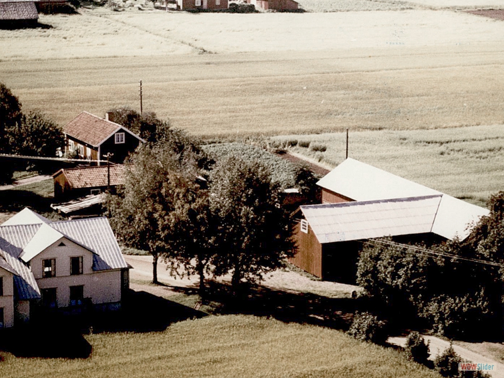 28. Baptistkapellet; pastor Gustav Sundström, hustrun Kerstin och dottern Agneta. I det lilla huset i bakgrunden bor Hildur Charlotta Mattsson med barnen Ale och Inge, samt Kalle Englund.