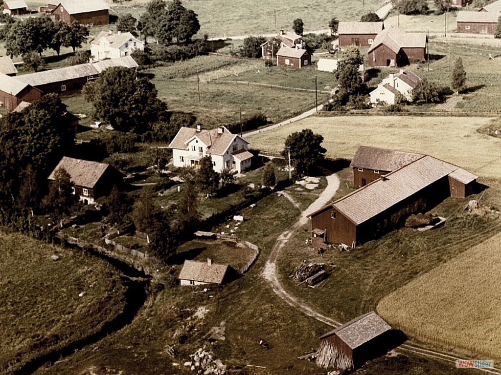 6. Ivar och Vivi Mattsson med barnen Kent, Lars och Gunnar. I bakgrunden pastorsbostaden, Albert Janssons och Ågrens hus.