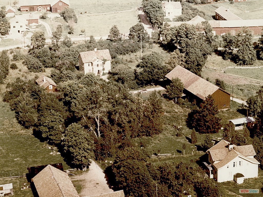 7. Bror och Gulli Linde med barnen Lars-Erik, Sigbritt, Sonja och Gert. I förgrunden Fredrik Janssons hus och i bakgrunden Herbert och Elsa Anderssons tegelvilla samt Ågrens hus.