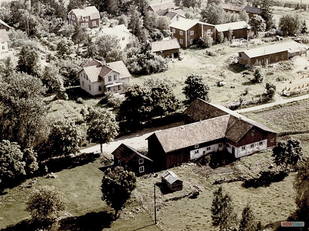 8. Fredrik och Aina Jansson med sonen Rune. Till höger Westergrens snickeri, i bakgrunden ”hamplandsbacken” med bröderna Westergrens och Verner Perssons hus.